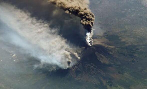 隨著地球自轉(zhuǎn) 地球表面的拉力可能會觸發(fā)火山的地震和噴發(fā)